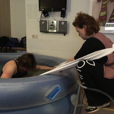 badbevalling doula naast bad met laken